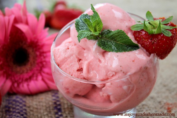 glace à la fraise , avec sorbetière