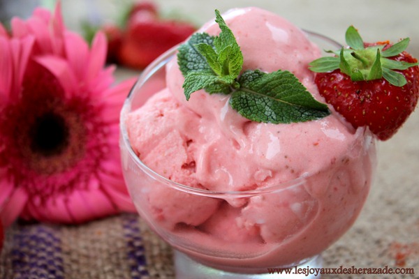 glace à la fraise , avec sorbetière