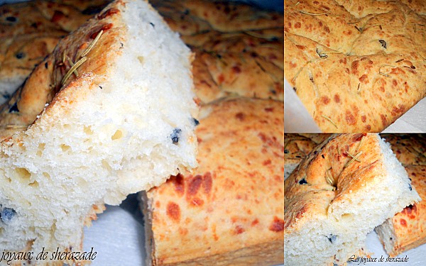 Focaccia à la mozzarella, olives noires et au romarin