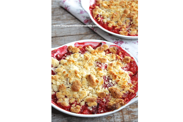 recette-de-crumble-a-la-rhubarbe-et-a-la-fraises-.gif