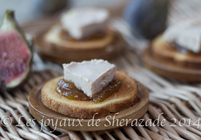 Toast de foie gras sur chutney de figues
