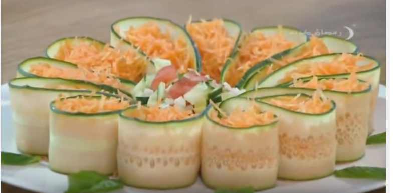 Idées de décoration de super salade 🥗 Garniture de sculpture de rose de  concombre et de tomate - YouTube