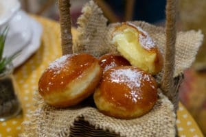 Donuts fourrés à la crème vanille et au caramel croquant