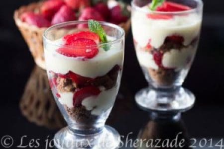 Dessert facile en verrine _ crème aux fraises façon crumble