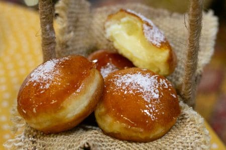 Donuts fourrés à la crème vanille et au caramel croquant